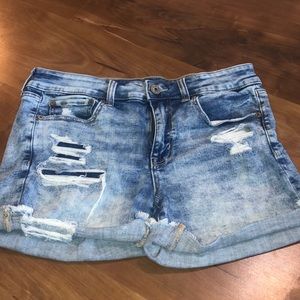 American Eagle cute distressed jean shorts